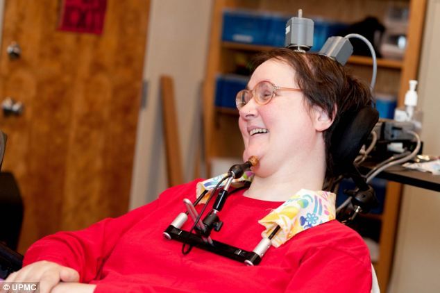 Žena paralizirana kontrolira umjetnu ruku uz pomoć misli